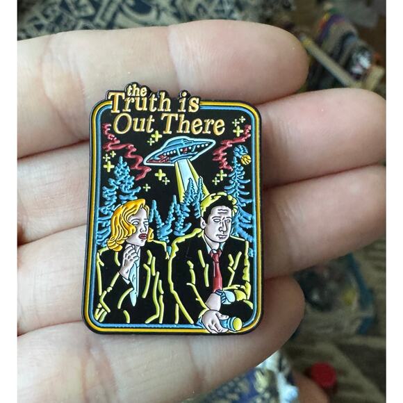 UFO The Truth is Out There Enamel Pins 200-1 - Picture 1 of 4